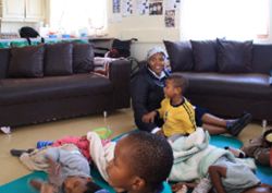 Die Kinder und die Mitarbeiter von Sibongile freuen sich über die gemütliche Atmosphäre durch das bequeme neue Sitzmobiliar. Foto: Marco Spalke