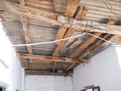 Auch das baufällige Dach von Maawads Haus wird in Kürze repariert. Foto: humedica