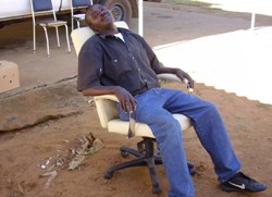 Zwar können Bürostühle Elend nicht beheben. Aber zumindest können sie den Alltag etwas aufhellen. Foto: humedica/Rosalyn Hoppe