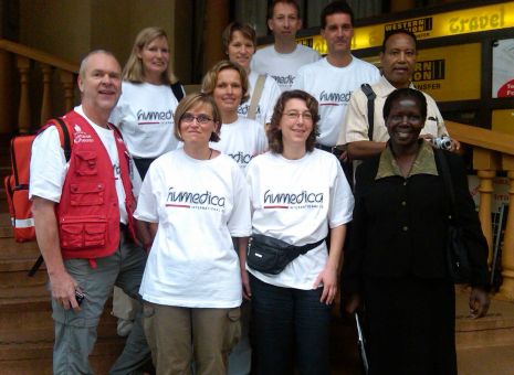 Im Einsatz für Gefangene in Uganda (v. l.): Dr. Gunter Müller, Dr. Renate Schilling, Steffi Glaser, Silke Klumpp, Dr. Sonja Küster, Dr. Stefan Mohr, Marion Wund, Dr. Johannes Höß, Aklilu Tadesse (Afrika-Verantwortlicher von PFI), Irene Namwano (Executive Director PFI-Uganda). Foto: humedica