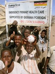 Um den Menschen im Sudan auch weiterhin Hilfe zukommen lassen zu können, übernehmen Hilfsorganisationen die humedica-Projekte. Foto: humedica/Nils Stilke