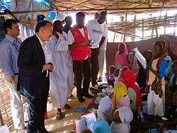 Im Camp "Al Salam" wurde der Botschafter mit einem Ständchen empfangen. Foto: humedica/Nils Stilke