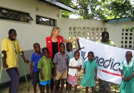 humedica-Koordinatorin Karin Uckrow beim Besuch des Children Centre “Mukwapasi”. Foto: humedica