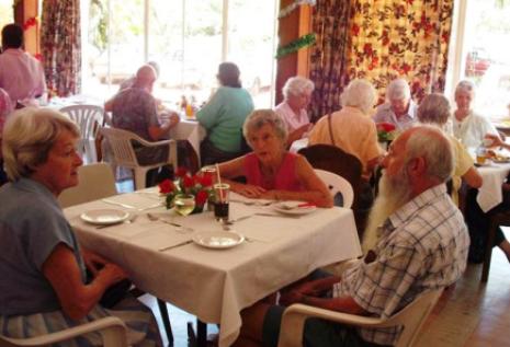 Die Bewohner der belieferten Altenheime in Simbabwe verleihten ihrem Dank Ausdruck und luden das humedica-Team zu Weihnachtsfeier und Neujahrsessen ein. Foto: humedica