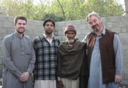 Landeskoordinator Daniel Vaupel (links im Bild) mit Mitarbeitern der Partnerorganisation ARO Pakistan. Foto: humedica