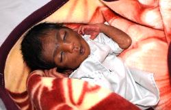 Im Alter von fünf Wochen wog der kleine Kamran gerade noch 1400 Gramm. Foto: humedica/Heidi Nicklin