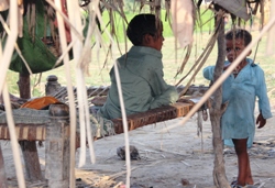 Auch Monate nach den schweren Fluten leben zahlreiche Menschen noch in provisorischen Unterkünften - meist ohne Nahrung und sauberes Wasser. Foto: humedica/Ruth Bücker