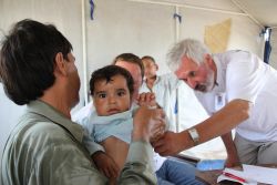 Unter einfachsten Bedingungen behandelten die medizinischen Teams Patienten in Hütten und Zelten. Hier im Bild rechts: Dr. Toni Großhauser. Foto: humedica