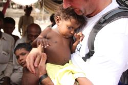 Die größte Not erleiden die Schwächsten. Auch für zahlreiche Kinder in Pakistan kam Hilfe mit den humedica-Teams. Foto: humedica