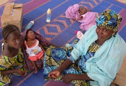 Dank der Betreuung durch Dr. Hans-Arnold Breuer und weitere medizinische Einsatzkräfte, sind die Zwillinge wohlauf. Foto: humedica/Hans-Arnold Breuer