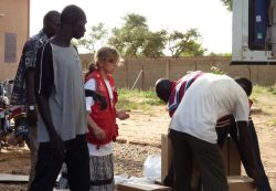 Die Freude über die Ankunft des Containers überwiegt den Mühen des Entladens. Einheimische und deutsche Helfer packen gemeinsam mit an. Foto: humedica/Anna Zwick