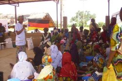 Aufklärungsarbeit zu Gesundheits- und Ernährungsfragen ist ein essentieller Beitrag zur Bekämpfung von Krankheiten und Unterernährung. Foto: humedica/Simone Winneg