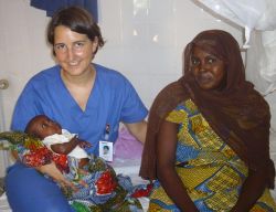 Die Allgäuer Krankenschwester Anna Zwick unterstützt seit Kurzem die Arbeit im humedica-Krankenhaus in Kollo. Foto: humedica/Simone Winneg