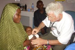 Der Kinderarzt Dr. Arnold Breuer hilft bereits in seinem zweiten Einsatz im Niger. Foto: humedica/Simone Winneg