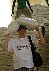 Neben der medizinischen Versorgung gehört auch ein Ernährungsprogramm zum Angebot der humedica-Klinik in Kollo. Foto: humedica/Simone Winneg