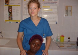 Miteinander und voneinander lernen, das war der Wunsch der jungen Kölnerin für ihren Monat im Niger - erfüllt hat er sich. Foto: humedica