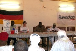 humedica-Mitarbeiterin Karin Wilke leistet mit ihren Kenntnissen über Ernährungswissenschaften im Niger eine wichtige Arbeit. Foto: humedica/Simone Winneg