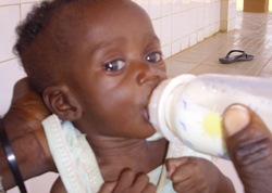 Mit ergänzendem Milchpulver werden die kleinen Mädchen und Jungen wieder aufgepäppelt. Foto: humedica/Simone Winneg