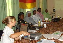 Für eine nachhaltige Wirkung wird darüber hinaus Gesundheitsarbeitern und Müttern Wissen über adäquate Ernährung nähergebracht. Foto: humedica