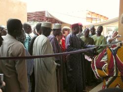 Hochrangige Vertreter des Landes Niger und der Stadt Kollo weihten feierlich den neuen Bettentrakt ein. Foto: humedica/Hanna Bellmann
