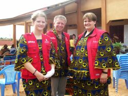Freuten sich gemeinsam mit allen Gästen der Festlichkeiten: (v. links) humedica-MitarbeiterInnen Hanna Bellmann, Dr. Gerhard Gradl und Corinna Blume. Foto: humedica/Tanja Osterried