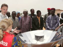 Die Vorführung des gestifteten Solarkochers wurde von den Gästen mit Spannung verfolgt. Foto: humedica/Hanna Bellmann