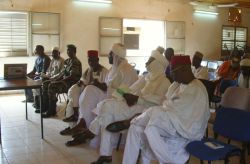 Hochrangige Verantwortungsträger aus dem Distrikt Kollo verfolgten interessiert die Aufklärungskampagne des humedica-Teams. Foto: humedica