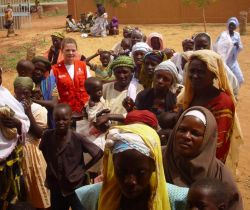 Viele Familien in Niger begeben sich zum humedica-Krankenhaus, um dringend benötigte Hilfe zu erhalten. Foto: humedica
