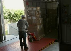 Das Verladen der Hilfsgüter beginnt. Foto: humedica/Clemens Matern