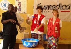 Bei den so genannten Food Demonstrations wird den Müttern gezeigt, wie die Zusatznahrung dosiert und richtig zubereitet wird. Foto: humedica/Jennifer Gerstendorf