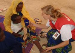 humedica-Koordinatorin muss Mütter und Kinder langsam an die ergänzende Nahrung heranführen. Foto: humedica/Karin Wilke