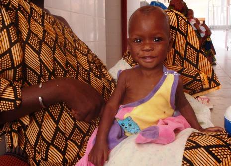 Gemeinsame Schritte auf dem Weg der Besserung: die kleine Jamsia kann bereits wieder lächeln und beinahe eigenständig sitzen. Foto: humedica/Simone Winneg