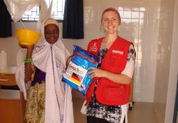 Nach drei Wochen konnten Mahamadou und seine Mutter die Klinik wieder verlassen - im Gepäck ein von Simoen Winneg überreichtes Moskitonetz. Foto: humedica