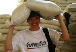 Tatkräftig packen alle mit an bei der Verladung der Nahrungsmittel - auch Karin Wilke. Foto: humedica/Simone Winneg