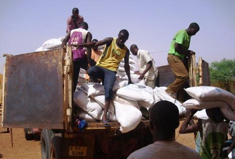 21 Tonnen Hilfsgüter gegen die Hungersnot sind angekommen - das Ernährungsprogramm hat begonnen. Foto: humedica/Karin Wilke