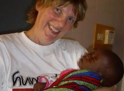 Kinderärztin Andrea Kranen-Sutter unterstützt im neu eröffneten Bettentrakt. Foto: humedica/Simone Winneg