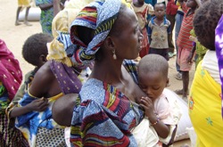 Mütter, selber unterernährt und schwach, legen bis zu 50 Kilometer zurück, um ihre Kinder in die humedica-Klinik zu bringen. Foto: humedica/Dieter Schmidt