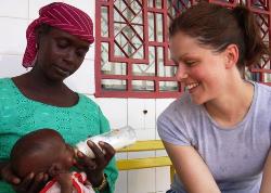 Aufgrund eigener Mangelernährung konnte Idés Mutter ihn nicht mit ausreichend Muttermilch versorgen. Ergänzende Säuglingsmilch brachte dem kleinen Jungen neue Kräfte. Foto: humedica/Simone Winneg