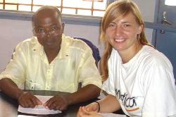 Die kurz bevorstehende Klinikeröffnung bedeutet viel Büroarbeit, wie humedica-Koordinatorin Simone Winneg zu berichten weiß. Foto: humedica