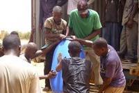 Containerankunft verbreitet bei 45 Grad Celsius weihnachtliche Gefühle