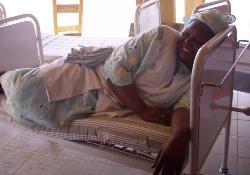 Wie gut die angekommenen Bettchen für die kleinen Patienten sind, wurde ausgiebig durch Probeliegen getestet. Foto: humedica/Simone Winneg