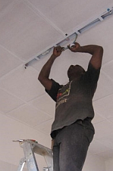 Endmontage im Elektrobereich. Foto: humedica/Sebastian Frank