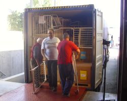 Insgesamt 145 Kubikmeter Volumen an Hilfsgütern und Material wurden auf zwei Container verteilt. Foto: humedica/Clemens Matern