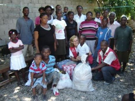 Die Menschen in Haiti sind dankbar und glücklich über die Hilfe die sie erhalten. Marianne Lako und ihr Assistent freuen sich mit ihnen. Foto: humedica