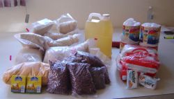 Die Lebensmittelpakete, die von humedica verteilt werden, helfen bei der Grundversorgung. Foto: humedica