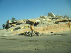 Das Ausmaß der Zerstörung ist nach wie vor sichtbar. Foto: humedica/Susanne Lemke