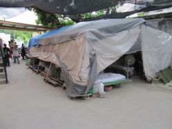 In solchen Zelten werden Opfer des Erdbebens behandelt. Foto: humedica/Susanne Lemke