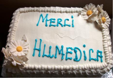 Patienten und Krankenhausleitung dankten den humedica-Ärzteteams der vergangenen sechs Monate für ihre Nächstenliebe in Aktion - die humedica-Mitarbeiter der Zentrale in Kaufbeuren können sich dem nur anschließen. Die Torte hatte eine Höhe von 20 cm, war 80 cm breit und 40 cm lang. Foto: humedica/Karin Uckrow