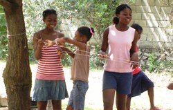 Stück für Stück kehrt Normalität in Haiti ein, wie auch bei diesen Waisenhaus-Kindern. Foto: humedica/Verena Göttlich