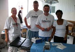 Krankenhausleiterin Gladys Thomas (rechts) mit Mitgliedern des letzten humedica-Teams. Foto: humedica/Karin Uckrow